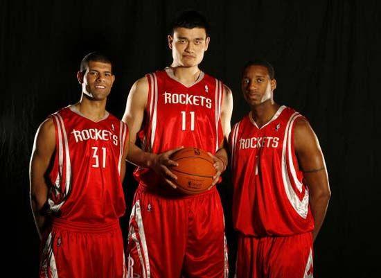 巴塞罗那瞄准劳塔罗·马丁内斯：转会市场的新动向（巴塞罗那锁定劳塔罗·马丁内斯，转会市场掀新波澜）