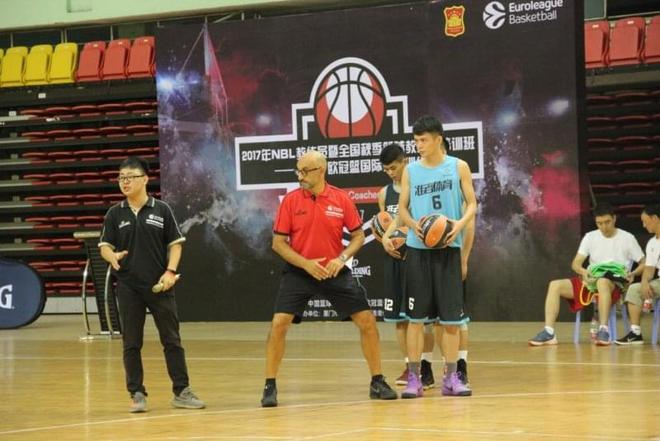 上任后首次露面，国足新帅邵佳一现场观战中国U22vs越南U22（履新后首次亮相，国足新帅邵佳一现场观战中国U22对阵越南U22）