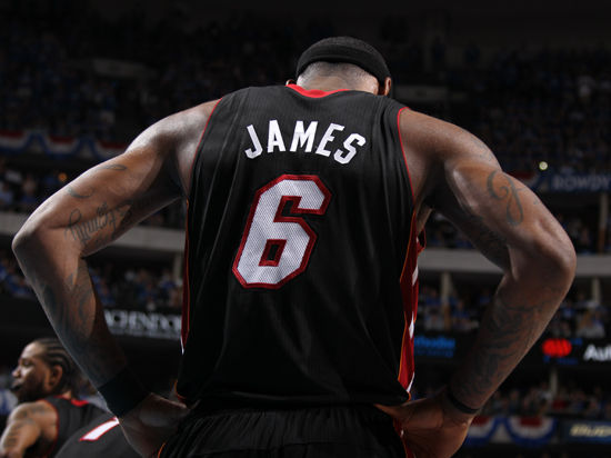 哈登助攻如潮又成球队节奏发动机（哈登妙传频出化身球队节奏引擎）