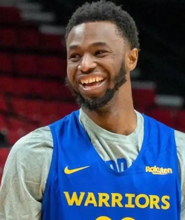 志愿者们用耐心细致的陪伴、温暖有力的援手，为参赛运动员提供全方位保障（志愿者以细致陪伴与温暖援助，为参赛运动员保驾护航）